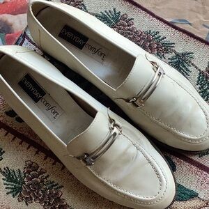 CREAM LEATHER Loafer ELIZABETH 
Sz  8 1/2 -9 NPLC EVERYDAY comfort Silver